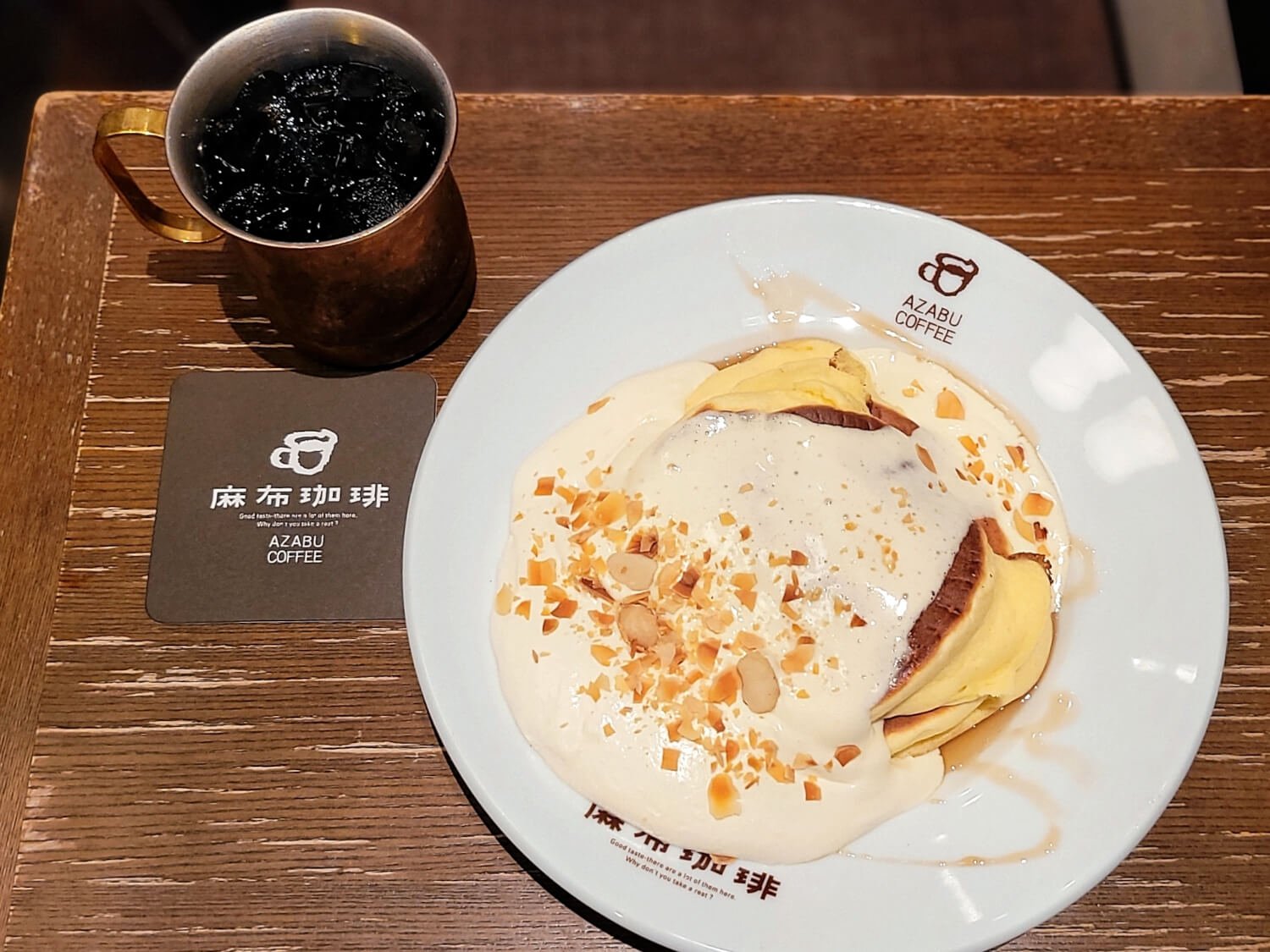 特製クリームのリコッタチーズパンケーキ 1100円。アイス珈琲 495円（セット価格）。