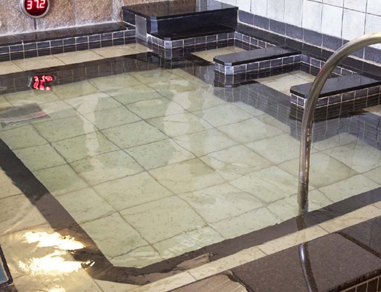 低周波電流でコリをほぐし、炭酸ガスが溶け込んだお湯で血行促進が進むという高濃度炭酸泉電気マッサージ風呂。