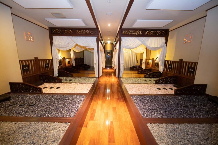 健康促進のさまざまな効果があるといわれている各種鉱石が敷き詰められている。