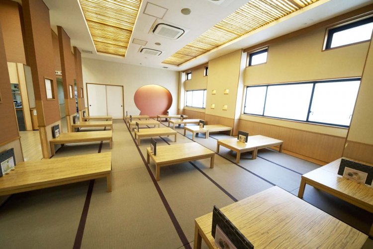 お食事処は座敷のほか、テーブル席を備えている。