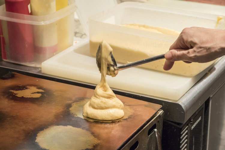 粘度の強いタネを、長年使い続ける銅板で時間をかけてじっくり焼き上げる。