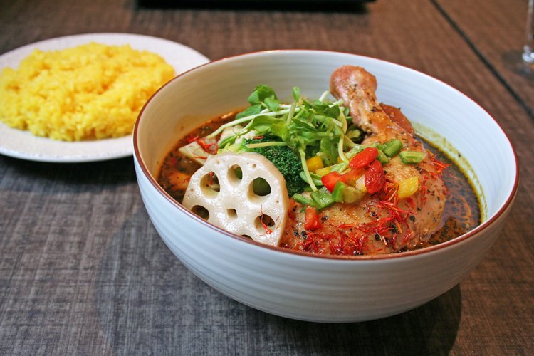 チキンと野菜のスープカレー1480円。ターメリックライスは＋100円で“寝かせ玄米”に変更できる。