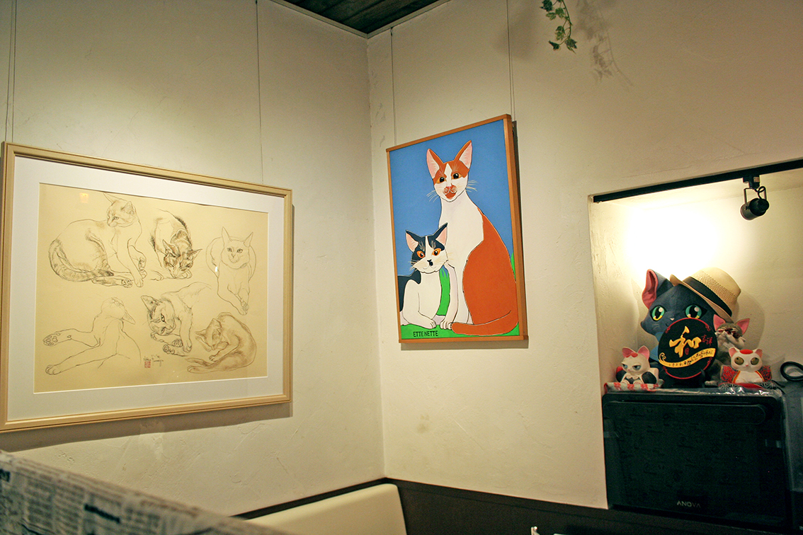 右の2匹の猫は朝子さんの作品。お店の掲示物など手描きのものはほとんど朝子さんが描いているのだそう。左はお父様の作品。