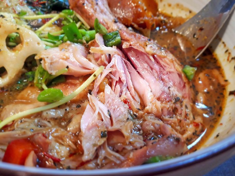 簡単にほぐせるほどやわらかく炊きこまれた骨付きチキンレッグが絶品！