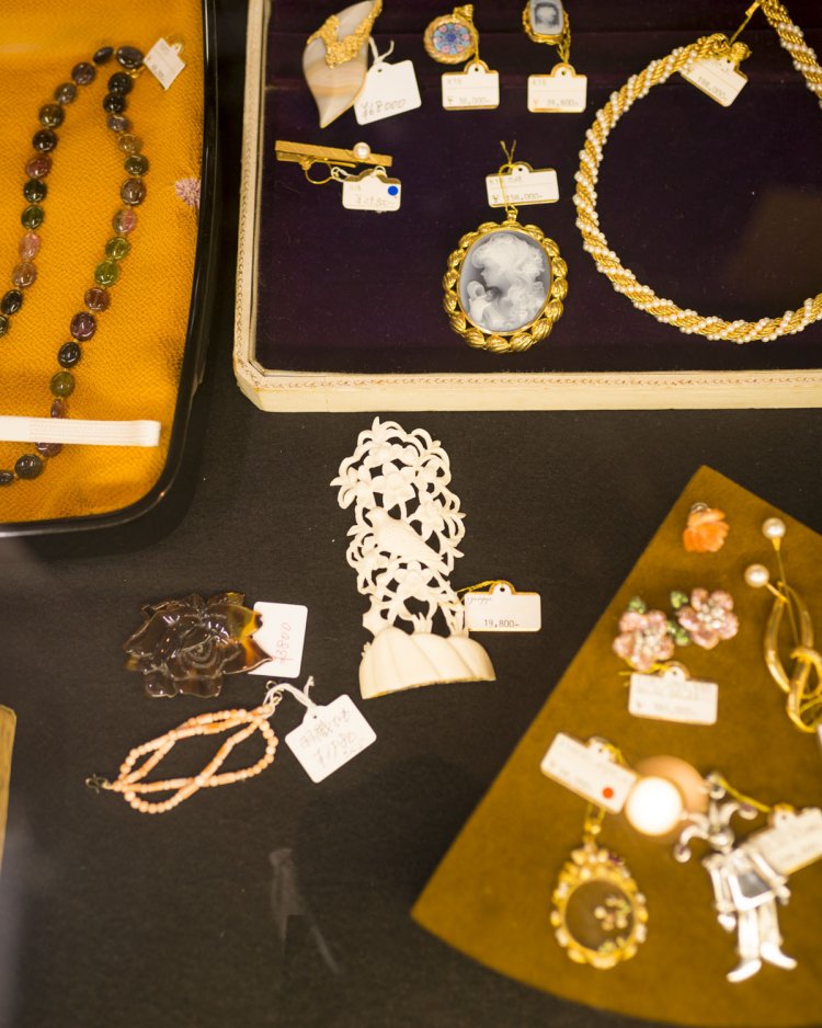 象牙の帯留めや、羽織ひもをはじめ、和装に似合う宝飾アクセサリーも充実する。