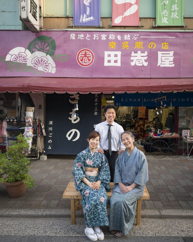 宝石店で修業を積んだ3代目の田巻雄太郎さん、小百合さん夫妻と、2代目女将の孝子さん。