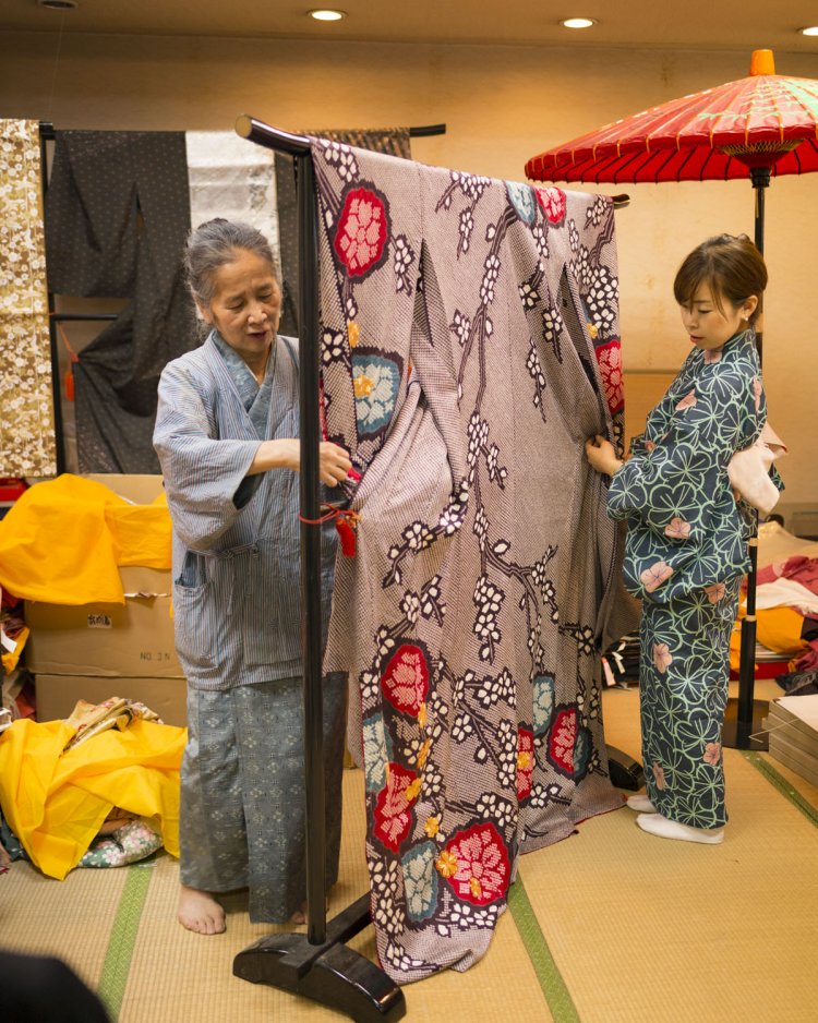 京呉服のほか、シミ抜きなど和装のよろず相談にも応じる。大正13年創業。