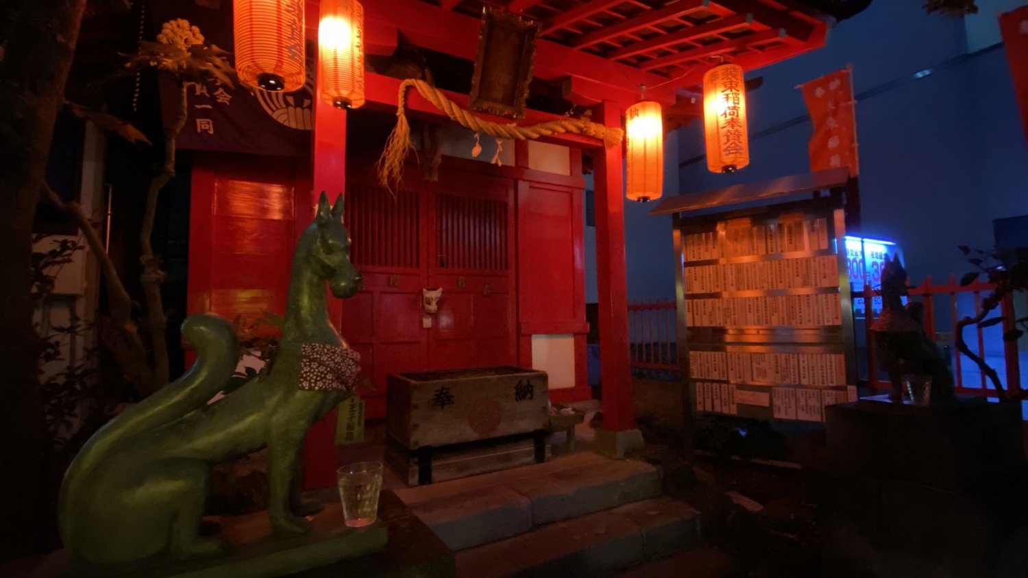 三角地帯の一角に鎮座する装束稲荷神社。夜は幻想的。