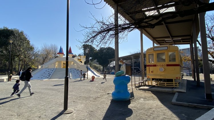 黄色い都電がシンボルの飛鳥山頂上の児童公園。