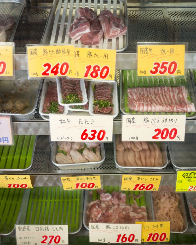 臨海地区にバーベキュー場が点在。良質な肉が安く手に入るとあって、週末の朝は買い出しで訪れる人も少なくない。昭和23年創業。