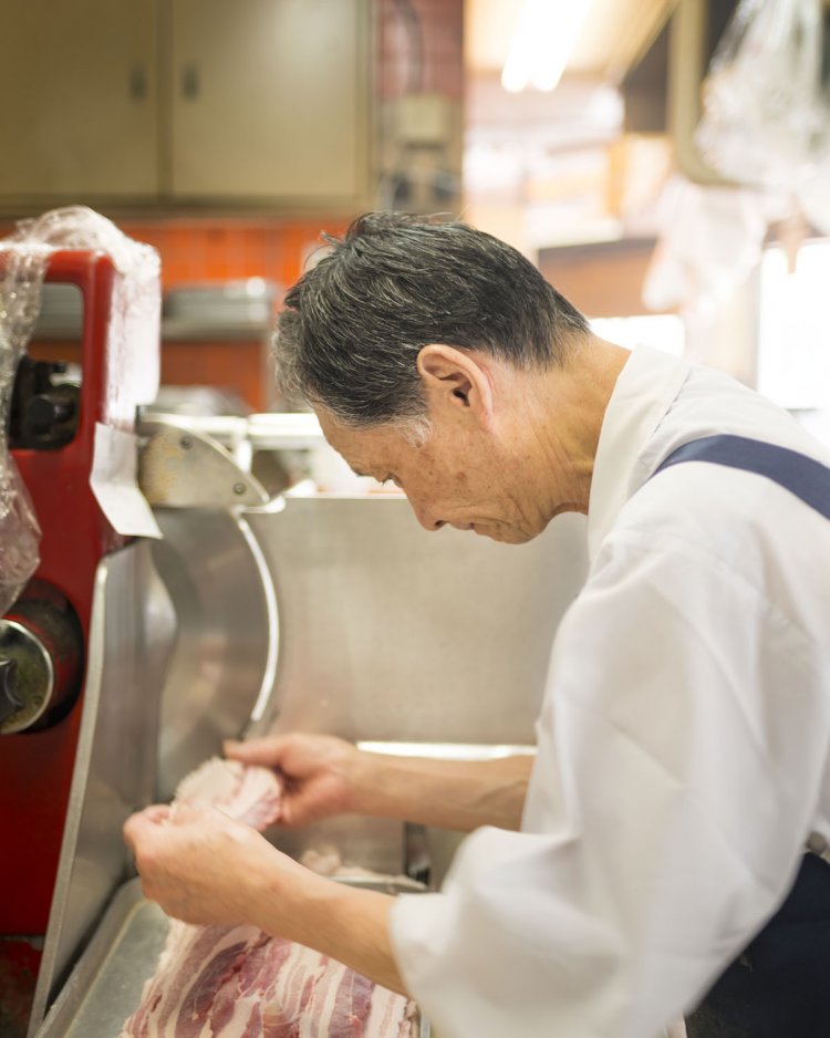 ていねいに処理を施す熟練の腕。