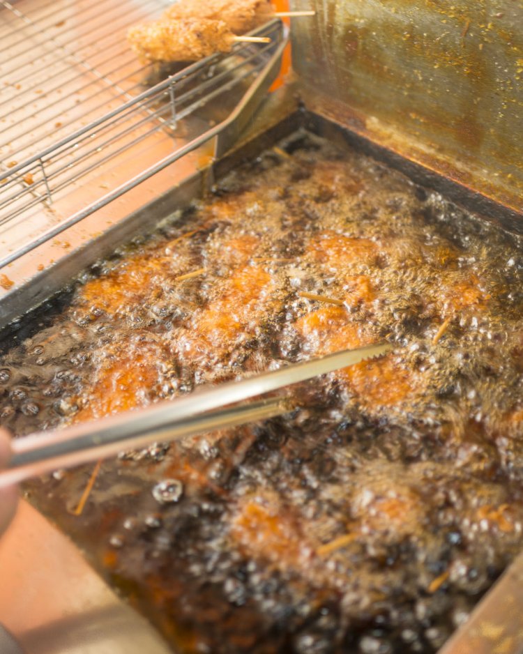 めんちかつ140円など、総菜も人気。