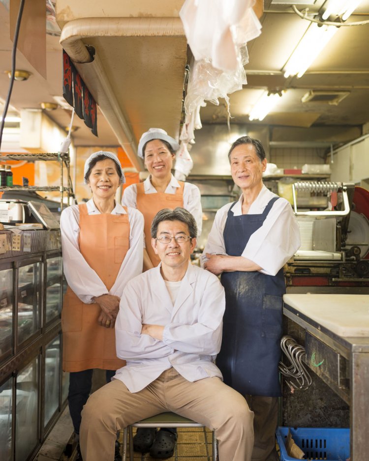 3代目の市村恭庸さんと職人さんたち。