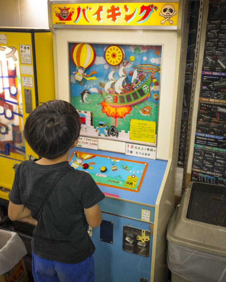 店の内外にある昭和なゲーム機。当たるとお菓子券がもらえるとあって、子供たちは真剣だ。昭和22年創業。