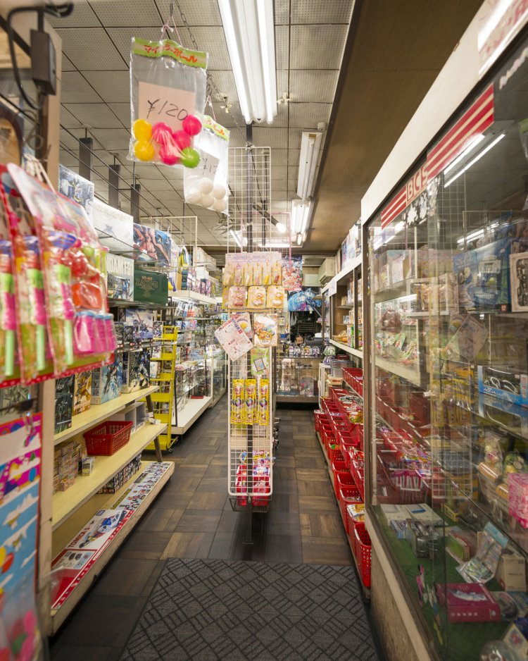 駄菓子コーナーもあり。