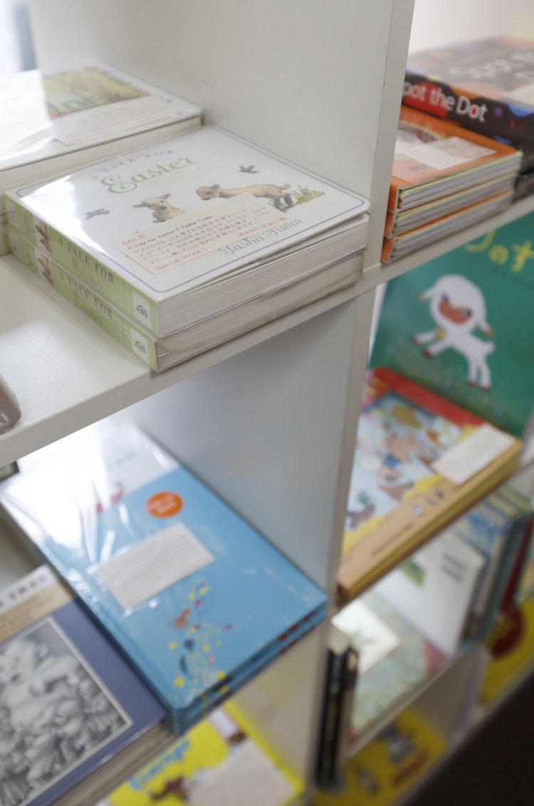 絵本は一部、新刊も取り扱っている。