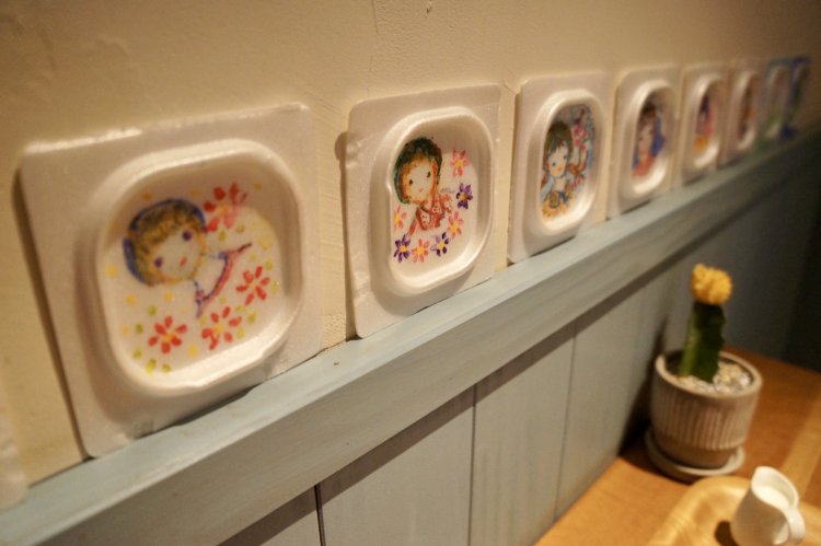 素朴で可愛らしい内装。こうした作品たちが心を和ませる。