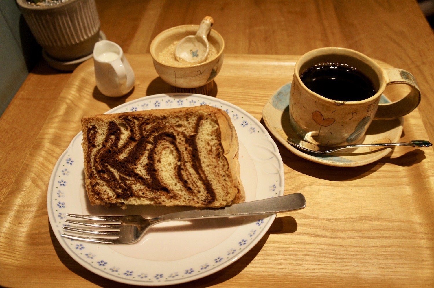 米粉を使用したチョコシフォンケーキ350円、飲み物はケーキとセットで100円引。