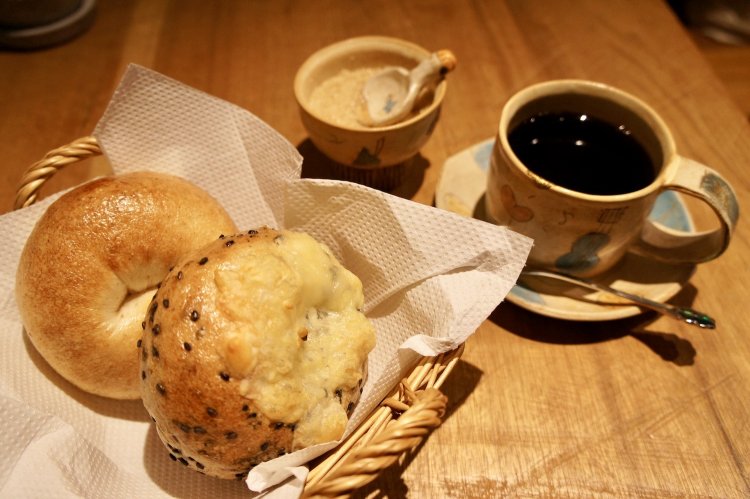 クランベリークリームチーズベーグル240円、ゴマチーズベーグル200円。オーガニック珈琲500円。飲み物はパンとセットで50円引。