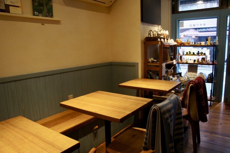 店内はカウンターとテーブル、全部で10席。