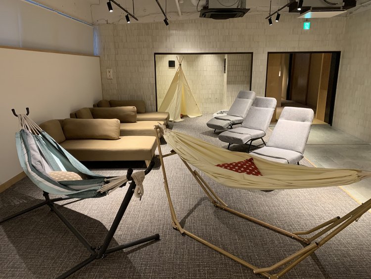 女性湯warkにはにはハンモックも！ゆったりしすぎてしまいそうだ。