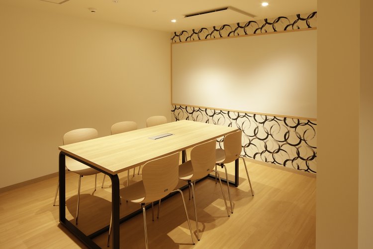 リラックスでき、ナイスアイデアが浮かびそうなサウナ会議室。