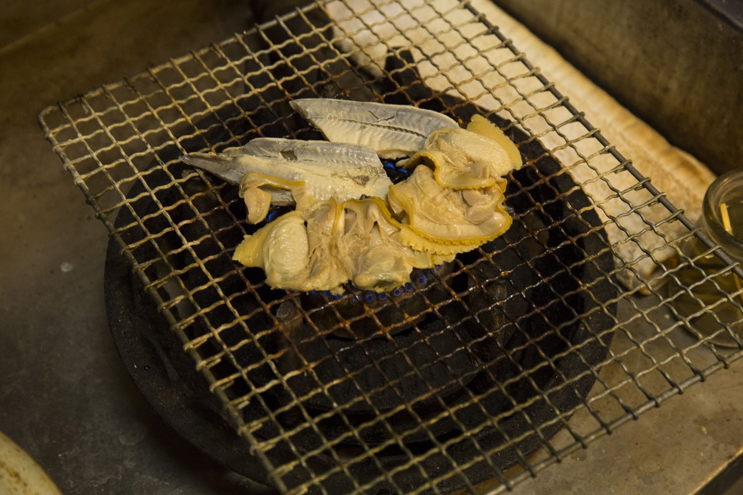 煮蛤、煮穴子は弱火で炙る。