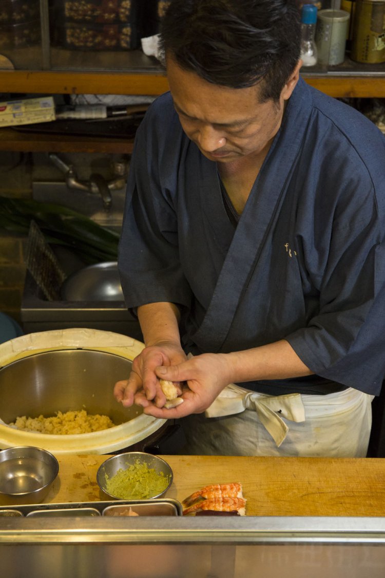 赤シャリで握る。