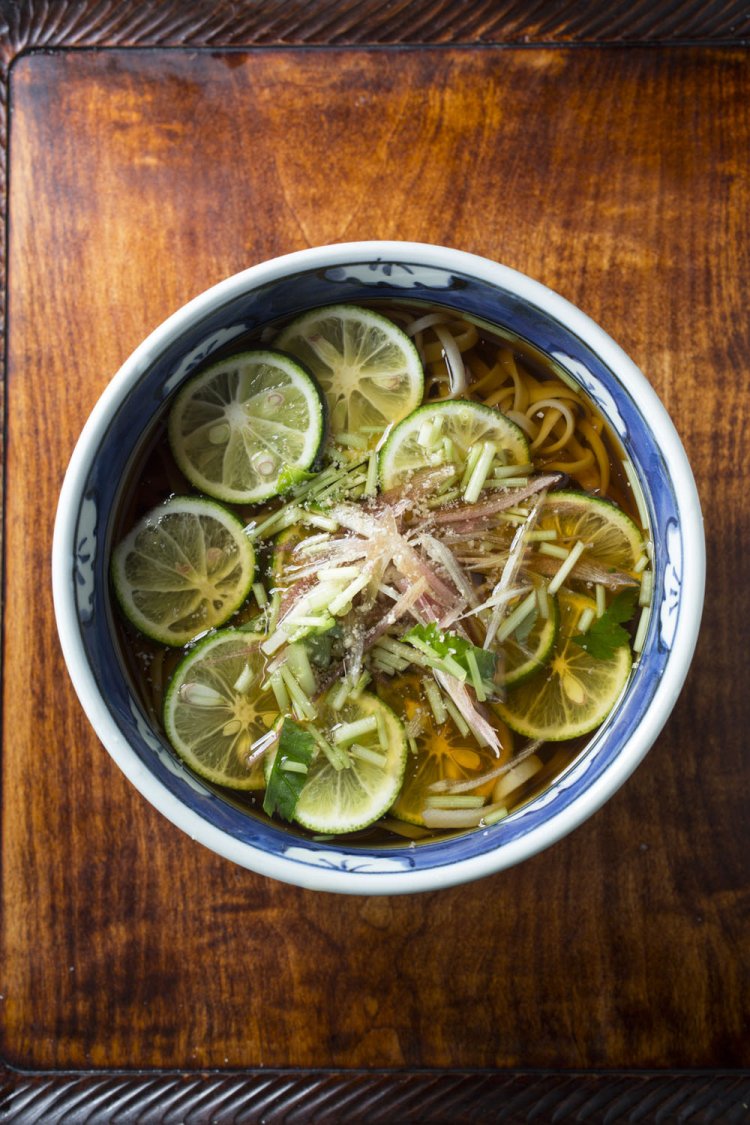 すだちそば1500円は客の要望に応え、今や通年味わえる。