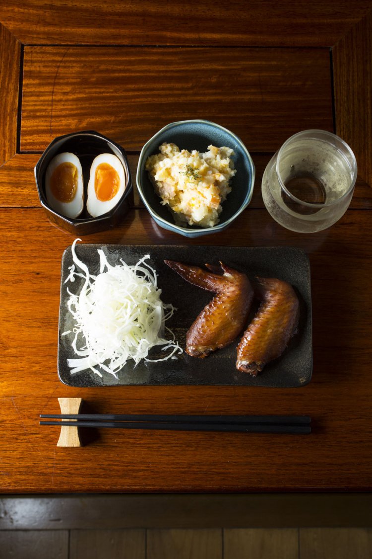 くんたま160円、くんせいポテトサラダ390円、手羽先くんせい460円、グラスワイン450円。