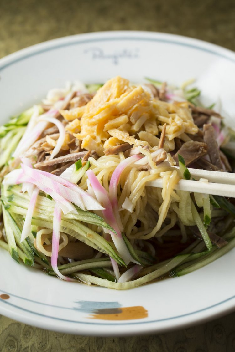 5～9月限定の冷しソバ900円は特注細縮れ麺がツルシコ。10～4月はカキフライに。