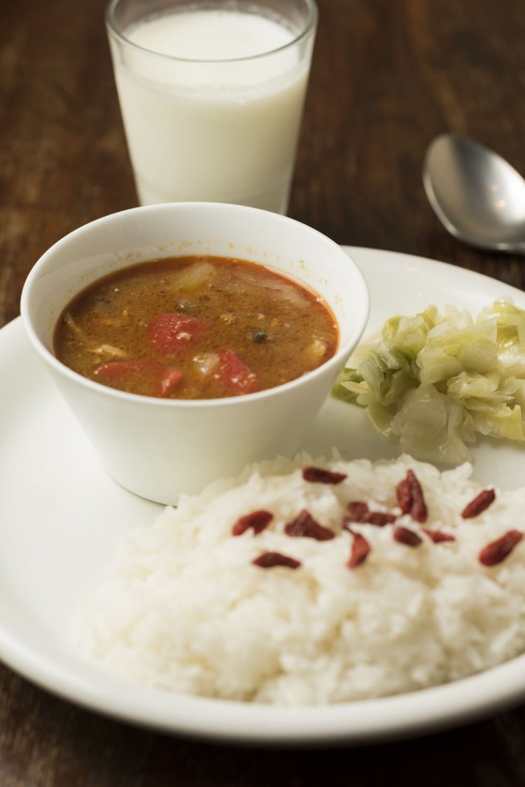 赤いクコの実をちりばめた薬膳カレーセット ケフィアヨーグルトドリンク付980円（11～17時、夜は1260円）。