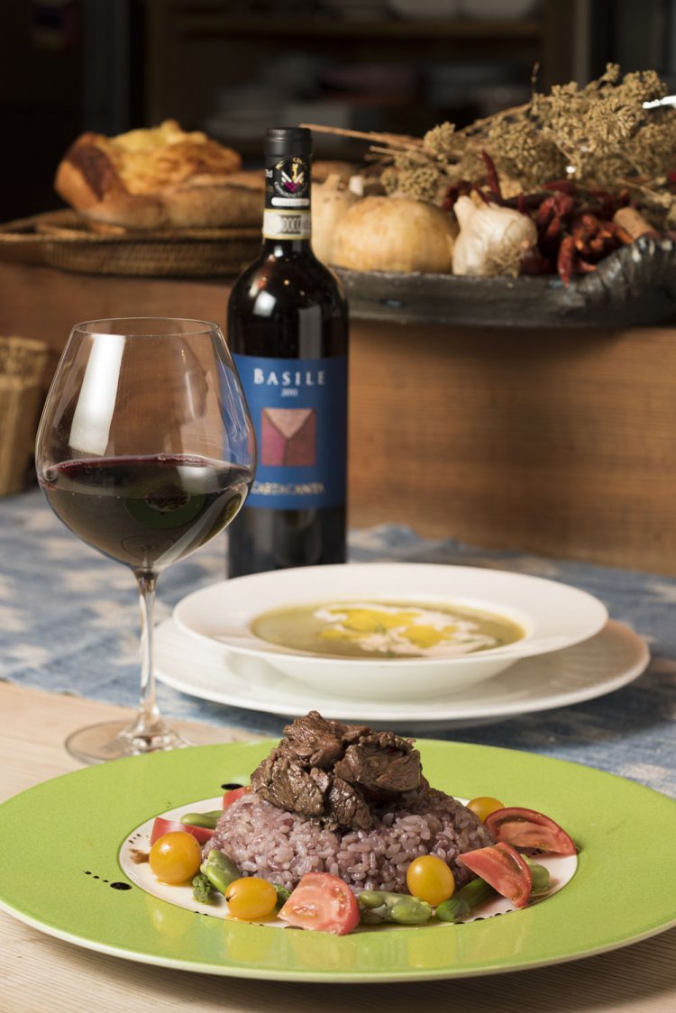 赤ワインのリゾット牛肉添え1800円は、赤身のハラミがジューシー。そら豆の冷製スープ1100円。ボトルワイン2980円～。