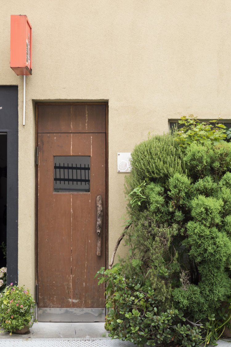 明治小学校裏。