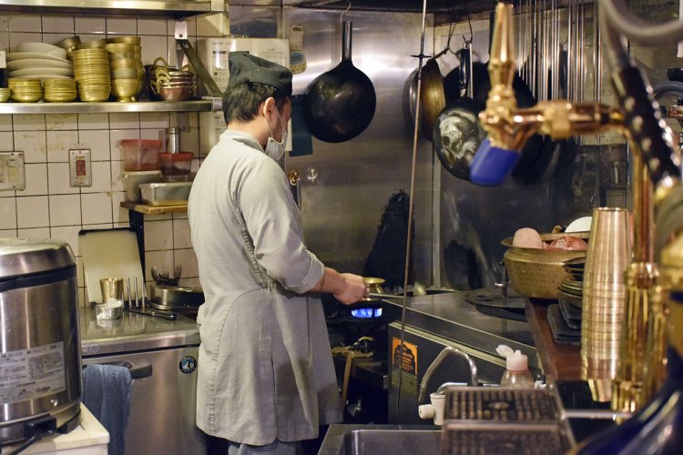 真鍮の鍋を直接火にかけ、日本流の「赤子泣いても蓋とるな」とは違い、蓋を開けたまま丁寧にあくをすくいながら煮込むように炊く。あえて水を多めにしてお米の出汁が出たスープをほかの料理に使うことも。