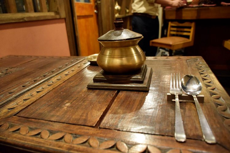 木の蓋で閉じられたネパール伝統のお米を炊く美しいフォルムの真鍮の鍋。この鍋で2合炊ける。ネパールの家庭では、これよりも大きなものを使うのだそう。こちらはオーナーがネパールで作らせた特注品。