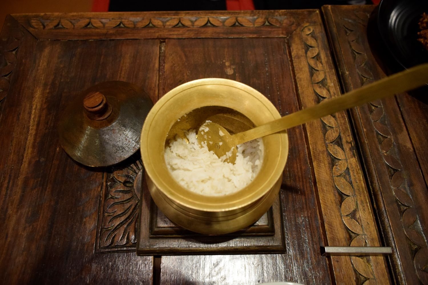 美しい真鍮の伝統的なお鍋に、真鍮のおしゃもじで炊き立てのバスマティライスを混ぜる。独特の香りが漂う。