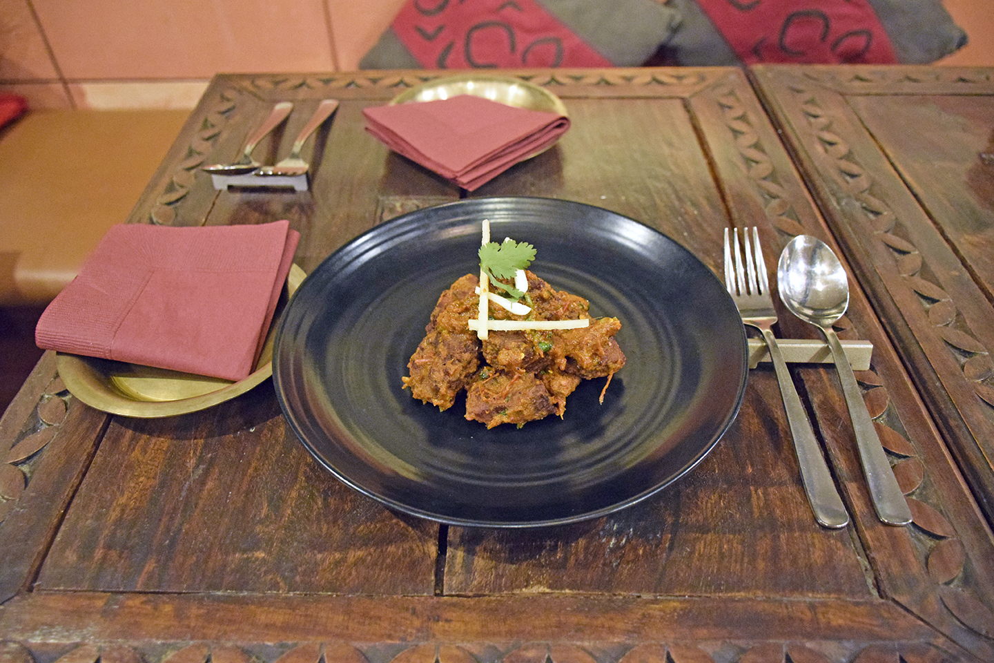 タンドールで焼いた水牛肉をスパイスで和えた水牛肉のチョエラ950円。