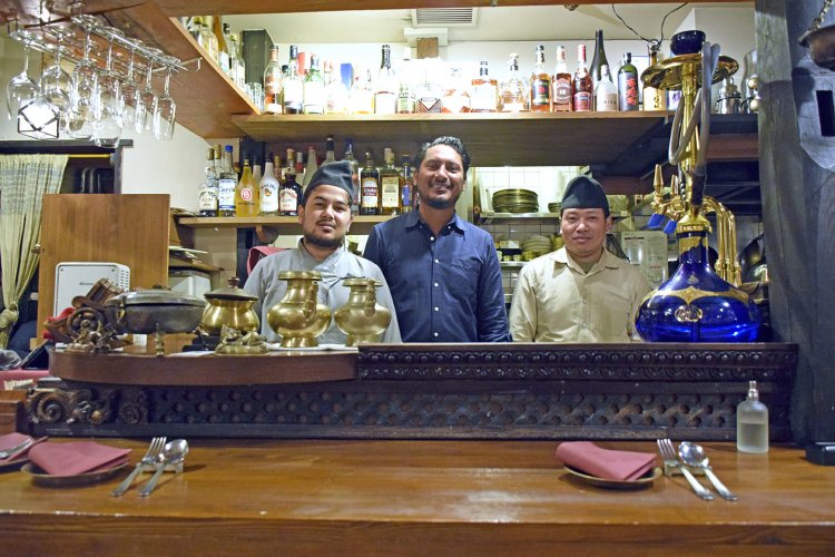 オーナーのマハラジャン・ラジェシュさん（中央）と、シェフのマハラジャン・サジャンさん（左）とバクタバハドゥール・ラジャリさん（右）