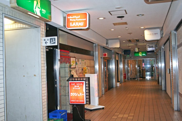 2階でひときわ目立つオレンジ色の看板。