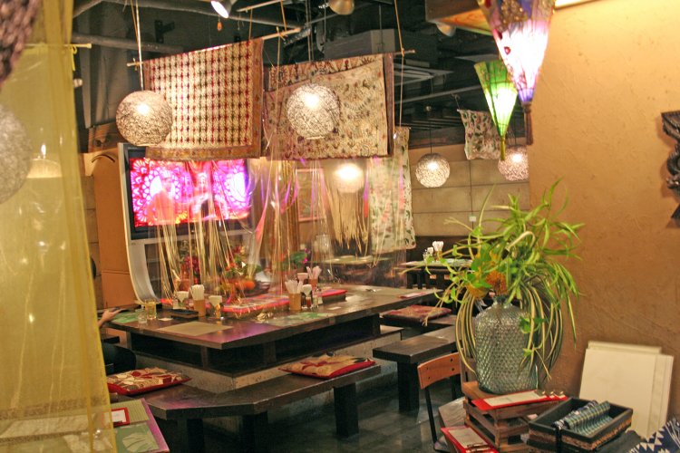 店内はアジアンテイストの装飾で幻想的な雰囲気。