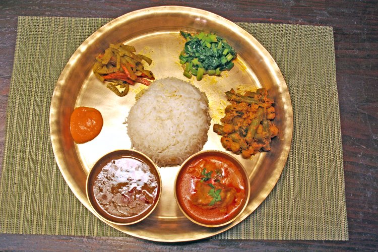 アマのダルバート1408円。フレッシュトマトのペースト、大根のアチャール、青菜炒め、インゲンとひよこ豆炒め。カレーはチキンと豆の2種類。