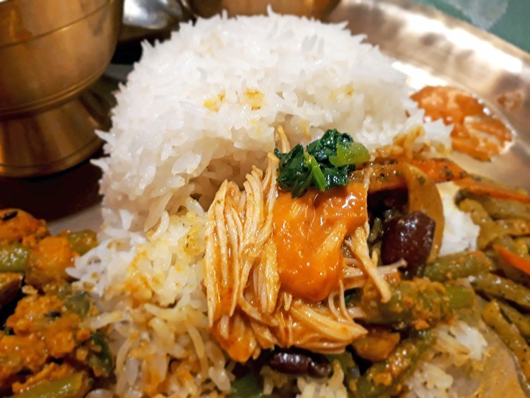 甘めの豆カレー、ピリッとするチキンカレー、そのほかのおかずを少しずつライスに乗せて一緒に食べる。