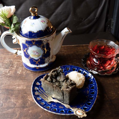 高円寺のカフェ『エセルの中庭』で、『アール座読書館』のオーナー渡邊さんが創ったもう一つの物語と紅茶を味わう。