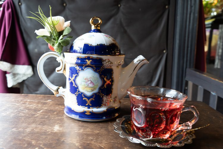 いちばん人気のフレーバーティー、毒林檎の紅茶は700円。クラシカルなティーポットで提供される。数ある中からどんなポットで提供されるかも楽しみのひとつ。