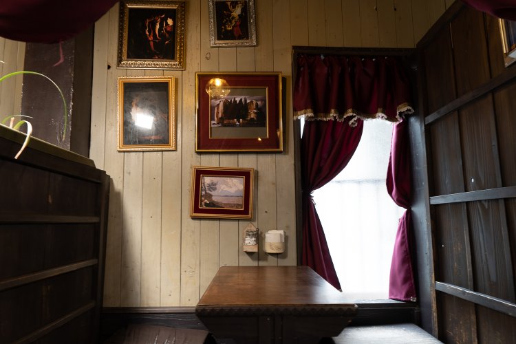 客席はコンパートメントのようになっている。