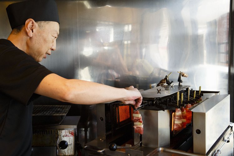最初強火で肉汁を閉じ込め、次に弱火で中をじっくりと焼くためジューシーに仕上がるひびきグリル。