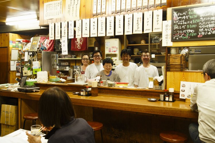 中央が悦子さん、その右が成次さん。
