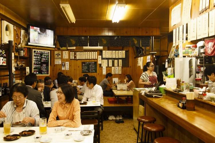 奥に小上がりも。店内には成次さんの息子さんの元気あふれる声が響く。