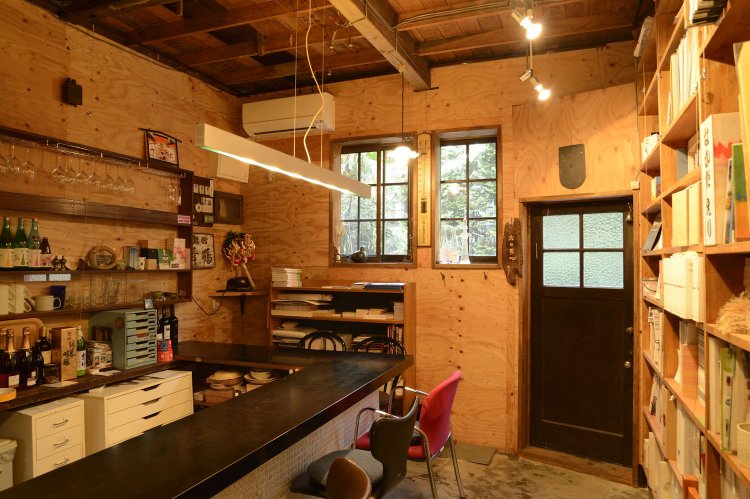 内装は大工さんと相談しながら現場でデザイン。大学院で研究テーマとしていた遊郭建築のテイストをちりばめている。